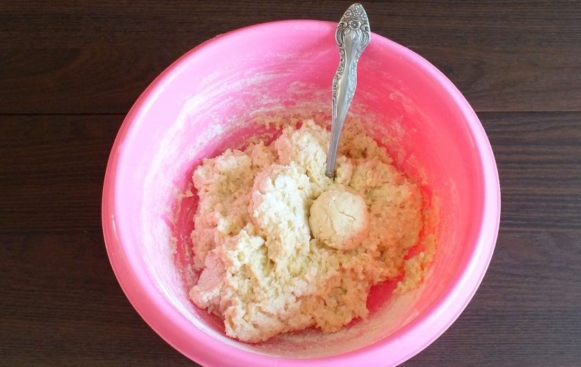 1. Этап. Творожные пончики с яблоком: Готовое тесто должно получиться густым, вязким, хорошо держать форму. Допускается прилипание к рукам.