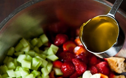 1. Этап. Клубничный гаспачо: Затем вливаем пол чашки оливкового масла