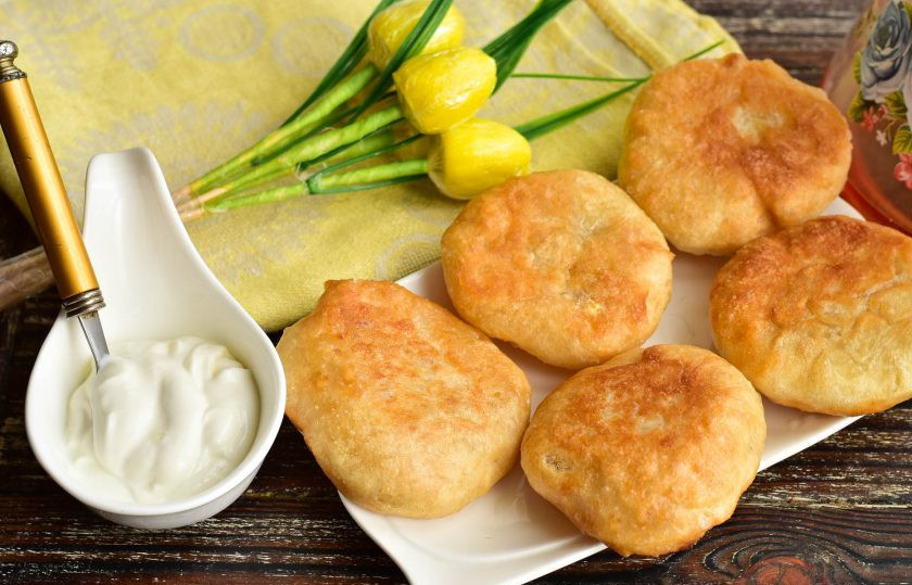 1. Этап. Беляши с капустой: Жарьте беляши до красивой и румяной корочки с двух сторон на умеренном огне.