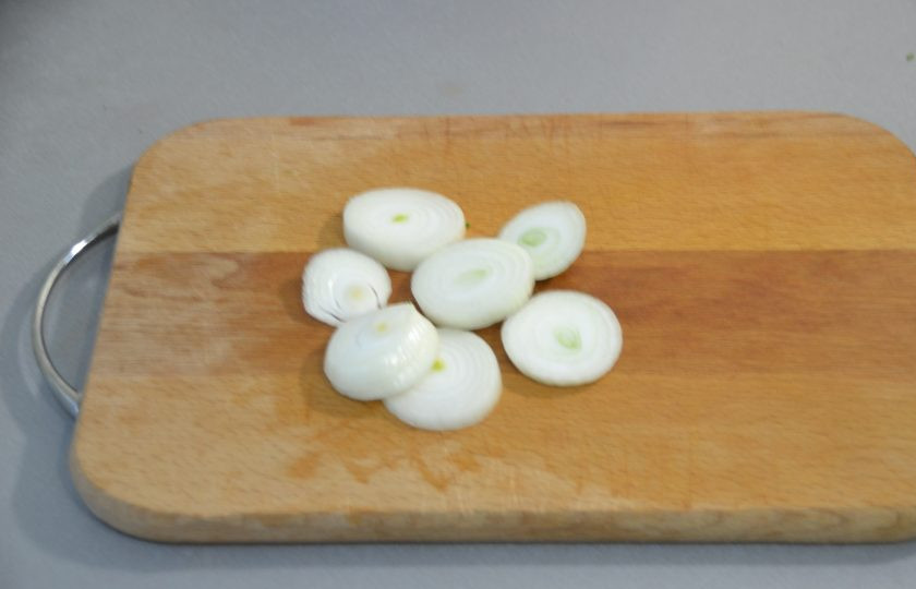 1. Этап. Овощное рагу в пакете для запекания: Лук порежьте по своему усмотрению кольцами или мелким кубиком.