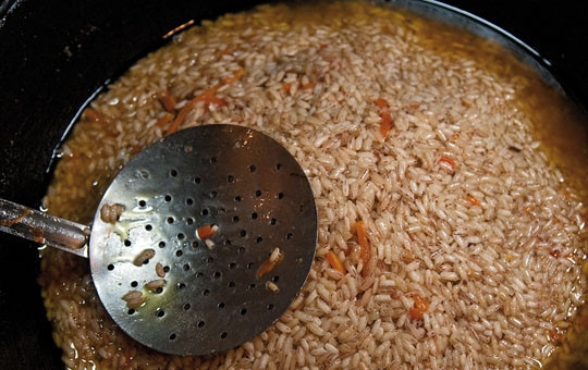 1. Этап. Байрам-плов: Сначала разровняйте рис, после чего соберите его горкой и оставьте, пока не выкипит вода.