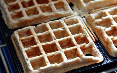 1. Этап. Вафли с яблоками и орехами: 5. Жарить вафли до золотисто-коричневого цвета и хрустящей корочки с обеих сторон, от 5 до 6 минут. Подавать вафли с яблочной начинкой на вершине.