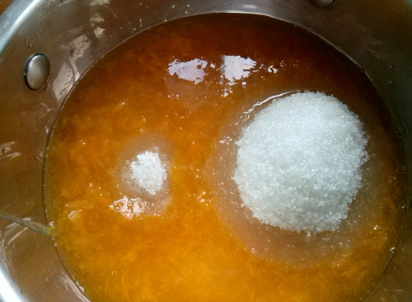 1. Этап. Соус ткемали из желтой алычи: 4. В протертое пюре добавьте соль и сахар. Варите на медленном огне 15 минут, периодически помешивая.