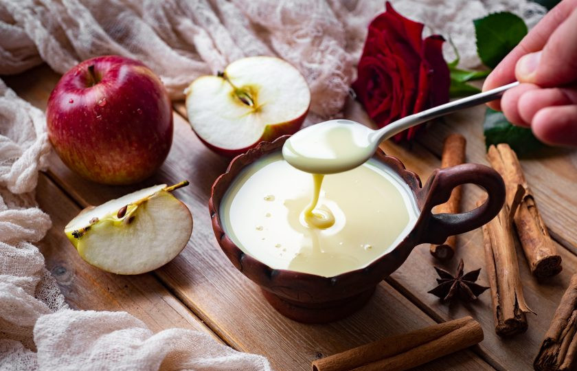 1. Этап. Сгущенка дома (простой рецепт): Готовую сгущенку обязательно следует полностью охладить перед подачей к столу, а хранить ее можно в холодильнике в закрытой стеклянной баночке.