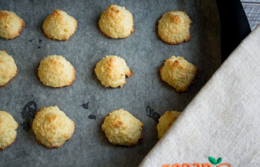 1. Этап. Кокосовое печенье Мечта: Поставьте запекаться в духовку на 20 минут при температуре 180 градусов до золотистого цвета. Остудите готовое печенье.