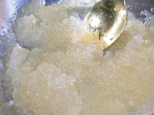 1. Этап. Торт Разбитое стекло: Желатин залейте половиной стакана холодной воды и дайте ему разбухнуть 35-40 минут.