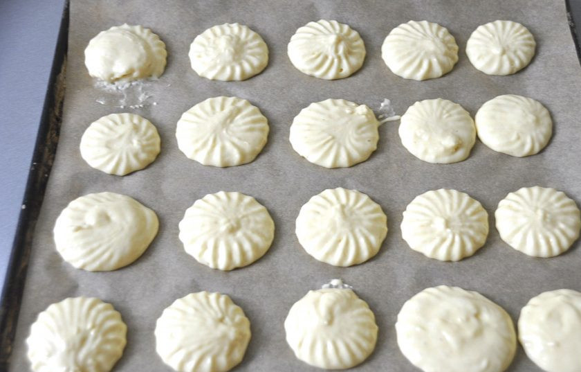 1. Этап. Печенье Причуда: Выложите ложкой печенье на бумагу для выпечки или переложите тесто в кондитерский мешок и отсадите его.