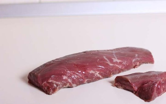 1. Этап. Говядина с гранатом: Кусок говядины хорошо промыть.