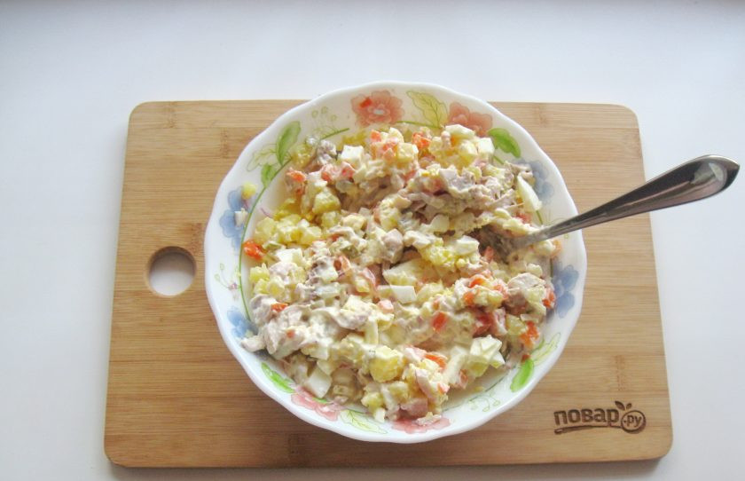 1. Этап. Оливье без горошка: Посолите и поперчите по вкусу и перемешайте салат.