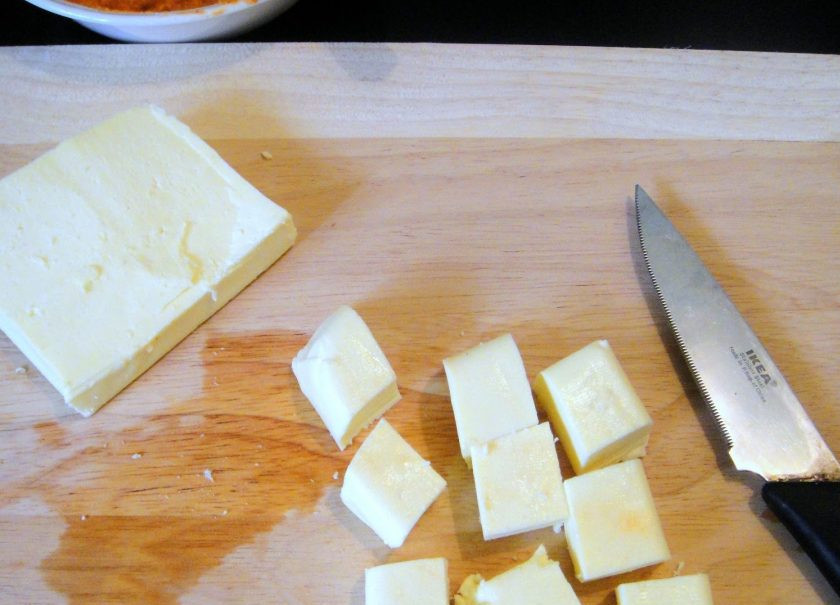 1. Этап. Овощные шашлычки на шпажках: 3. Также сыр нарежьте на небольшие кубики.