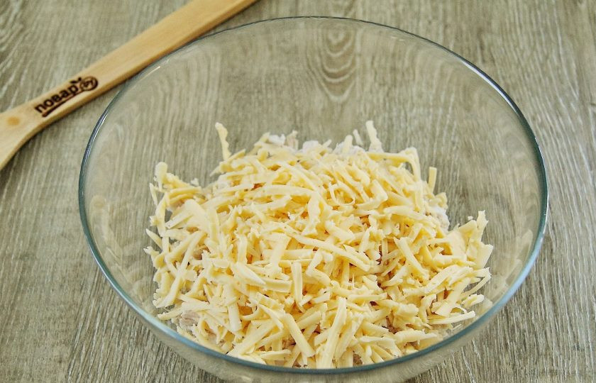 1. Этап. Салат Лисичка с корейской морковкой: Сыр натрите на крупной терке. Выложите в салатницу.