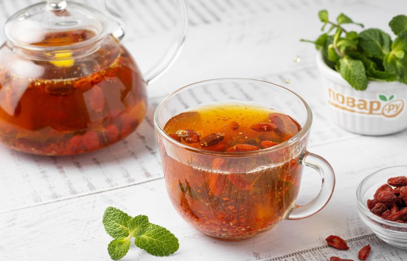 1. Этап. Зеленый чай с ягодами годжи: Перед подачей добавьте подсластитель по вкусу.