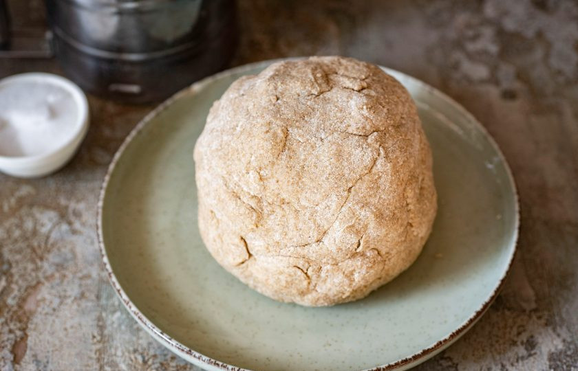 1. Этап. Ржаные лепёшки на кефире: Замесите быстро ржаное тесто, долго вымешивать его не требуется. Тесто почти не прилипает к рукам.