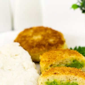 Рыбные котлетки с зеленым горошком