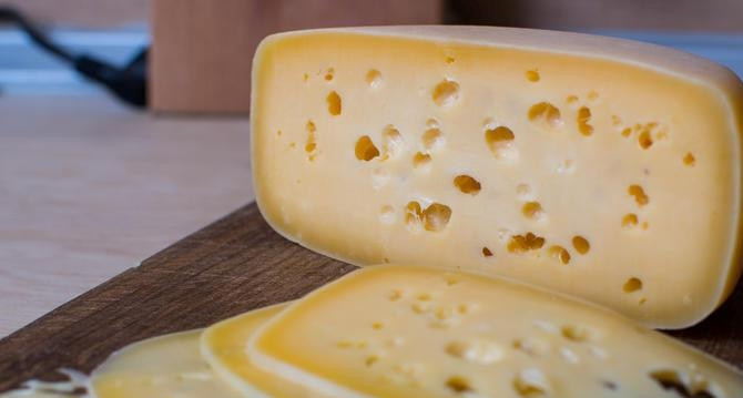 1. Этап. Сыр Маасдам: В конце сыру следует настояться 1-5 дней в холодильнике. Спустя 5 дней переложите его в вакуум. Приятной дегустации!