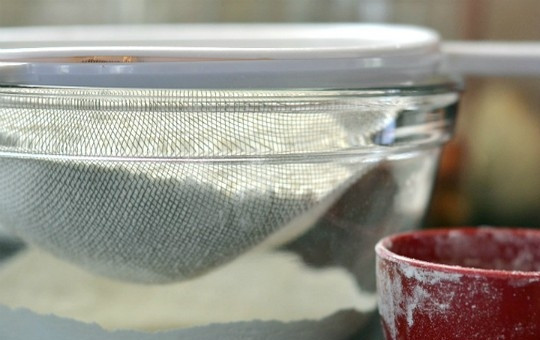 1. Этап. Сметанный корж: Просейте вместе муку, соду и соль.