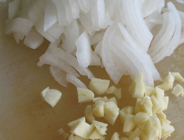 1. Этап. Цуйван: 3. Очистите луковицу и нарежьте ее тонкими полукольцами, нарубите зубчики чеснока.