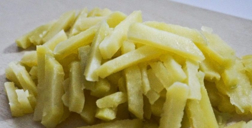 1. Этап. Рецепт салата из моркови по-корейски: В это же время отварите картофель в мундире до готовности. Затем почистите его и нарежьте соломкой.