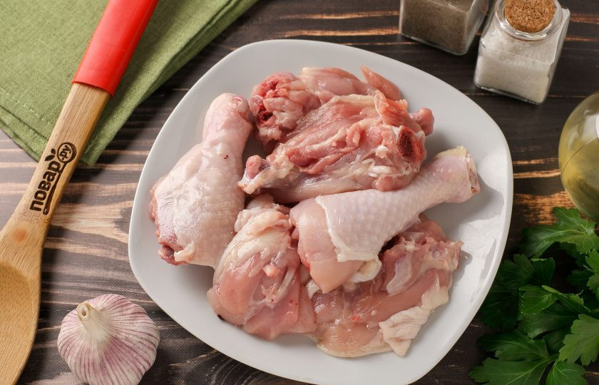 1. Этап. Курица, жареная в соевом соусе: Мясо промойте, обсушите и порубите порционными кусочками.