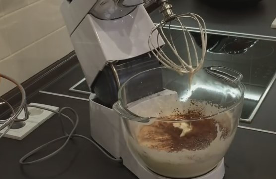 1. Этап. Домашний шоколадный торт Пеле: 3. Затем добавьте какао и сливочное масло. Масло заранее растопите на водяной бане или в микроволновке, но оно не должно быть горячим.