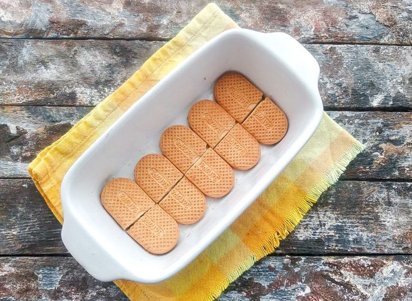 1. Этап. Творожная запеканка с печеньем: На дно формы для запекания выложите печенье.