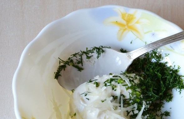 1. Этап. Цветная капуста в тесте: Далее добавляем остаток муки и майонез. Доводим до однородности и снова отправляем емкость с содержимым в теплое место на час-два. Делаем соус: хорошенько перемешиваем майонез с измельченным чесноком и укропом.