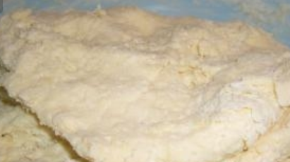 1. Этап. Пирог с капустой из творожного теста: Добавьте соду и муку. Замесите мягкое, эластичное тесто.