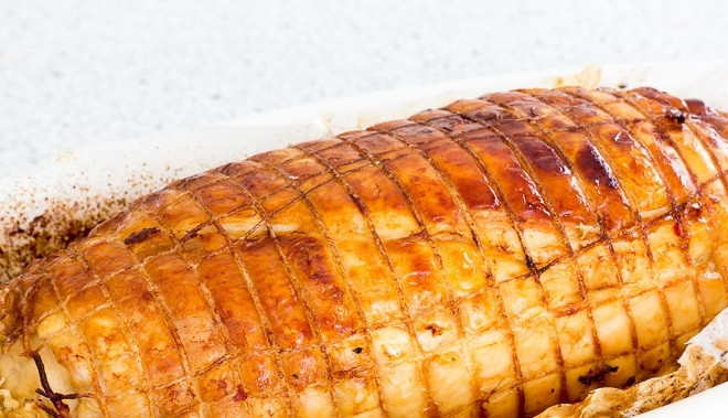 1. Этап. Праздничный куриный рулет: 11. Готовый праздничный куриный рулет остудите.