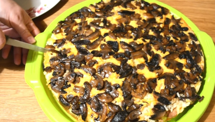 1. Этап. Пирог-перевертыш с мясом и грибами: 10. Вынимаем пирог, остужаем его около получаса, затем накрываем подносом и переворачиваем. Готовый пирог можно есть горячим и холодным.