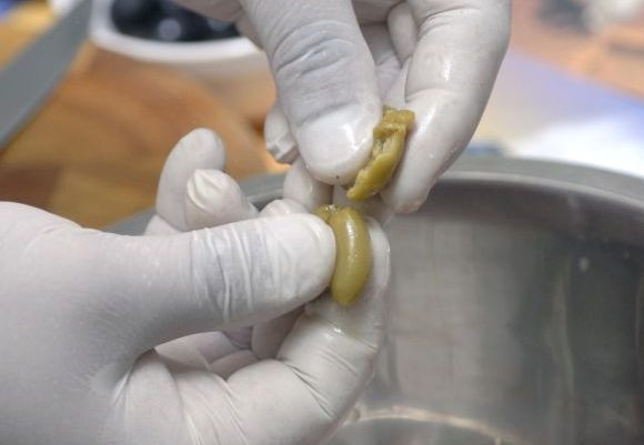 1. Этап. Салат греческий с брынзой: Маслины достать из банки. Раздавить каждую плоской стороной ножа и извлечь косточку.