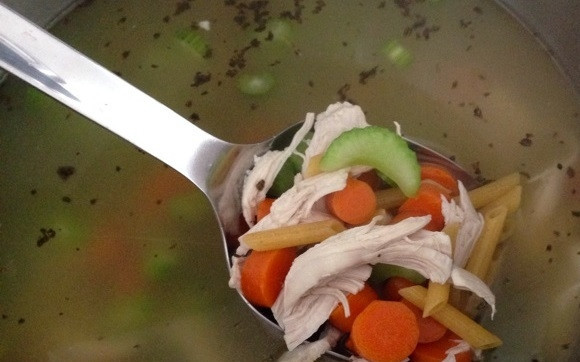 1. Этап. Куриный суп с овощами и макаронами: 8. Верните мясо обратно в кастрюлю, добавьте сельдерей, макароны, базилик и соль. Варите все около 10 минут.