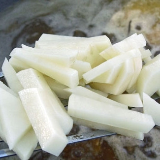 1. Этап. Пассерованный грибной суп: Когда суп закипит - добавляем в него нарезанный небольшими кусочками картофель. Варим до готовности картофеля при медленном кипении.