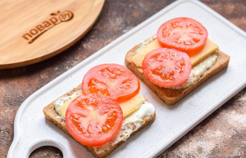 1. Этап. Индийские бутерброды: Помидор нарежьте кружочками и выложите поверх сыра.