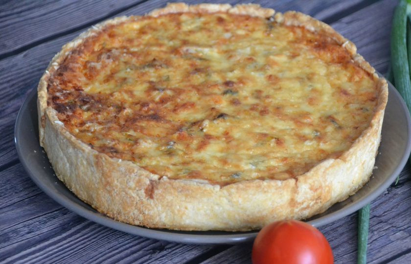 1. Этап. Киш с копченой курицей: Вынимайте киш из формы охлажденным, когда он стабилизируется.