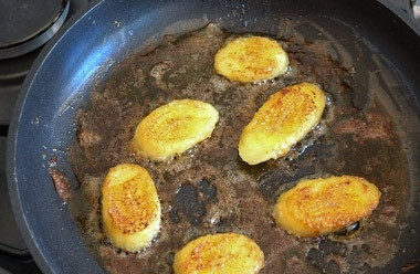 1. Этап. Жареные бананы с мороженым: Жарим примерно 1 минуту на одной стороне, затем переворачиваем обжаренные ломтики и жарим вторую сторону еще минуту. Выкладываем бананы на тарелки, а рядом с ними - шарик вашего любимого мороженого. Украшаем ягодками, также можно полить несладким сиропом.