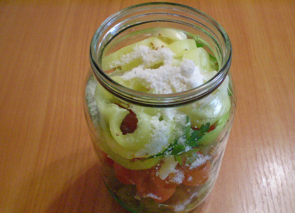 1. Этап. Закатка овощей на зиму: Добавьте соль и сахар.