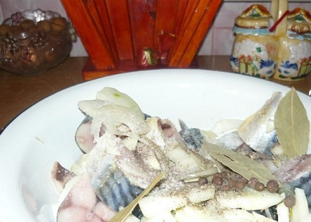 1. Этап. Маринованная скумбрия в банке: 3. Выложите все в глубокую мисочку. Добавьте соль, сахар, уксус, масло и специи. Аккуратно перемешайте.