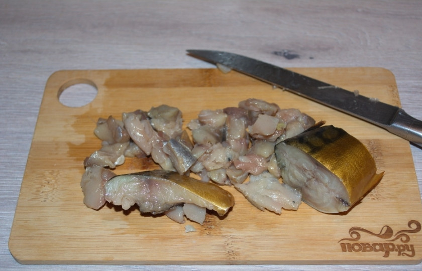 1. Этап. Салат Океан: Копченую скумбрию очистить от шкурки. Удалить кости и нарезать мякоть кубиками. Хорошо очистите рыбу, чтобы в готовом салате не попадались кости.