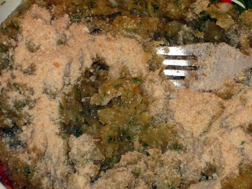 1. Этап. Рыбные фрикадельки: Постепенно добавляйте панировочные сухари (всего полтора стакана). Замешайте хорошенько.