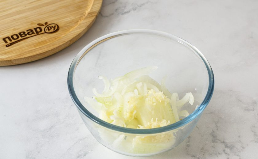 1. Этап. Закуска из болгарского перца: Репчатый лук нарежьте полукольцами, а чеснок пропустите через пресс.