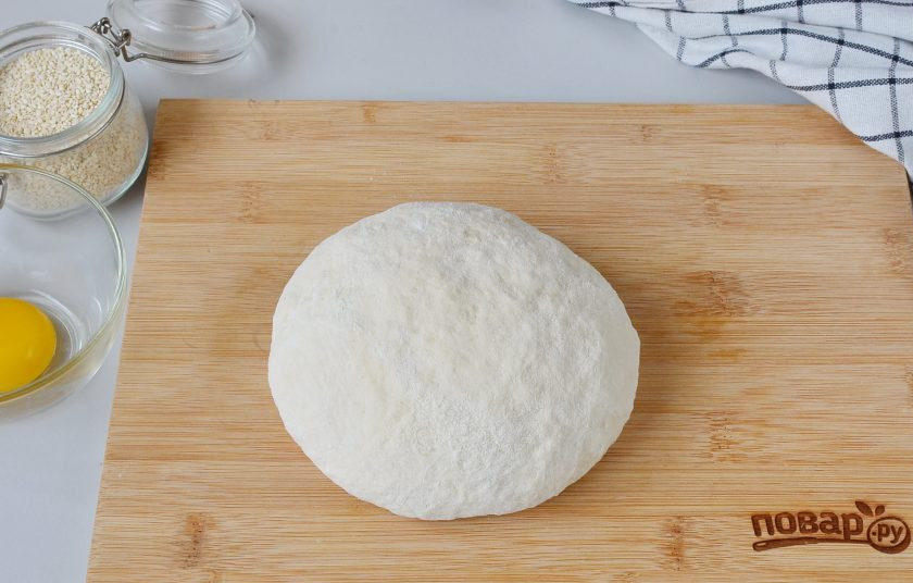 1. Этап. Пышки в духовке: Замесите мягкое тесто. Включите духовку на 180 градусов, пусть хорошо прогреется.