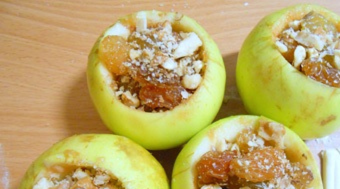 1. Этап. Яблоки в хрустящем тесте: 2. Вынимаем сердцевину и моем еще раз. Теперь начиняем наши яблоки. Я обычно использую ягода, мед и орехи, но вы можете выбрать в качестве начинки все, что угодно.