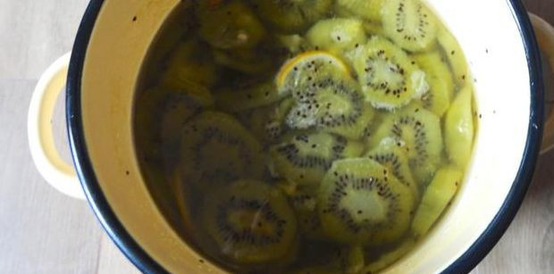 1. Этап. Варенье из киви на зиму: Теперь киви нужно опустить в кастрюлю в сироп. Добавляем оставшийся сахар и варим до растворения на среднем огне. Это займет не более 15 минут.