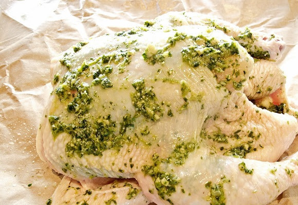 1. Этап. Курица с соусом песто: 4. Курицу вымыть и просушить. Обильно смазать курицу соусом. При желании добавить специй в середину птицы - ароматную зелень, лимон и прочее.