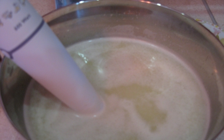 1. Этап. Суп с морепродуктами: Выключите огонь, а бульон с ингредиентами измельчите блендером.