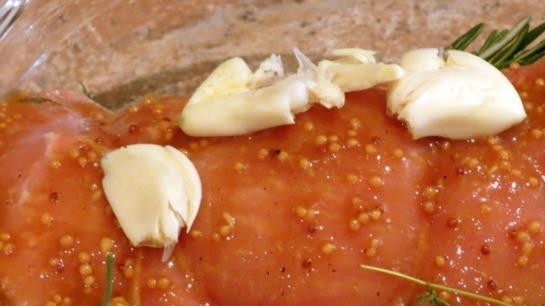 1. Этап. Свинина с овощами в духовке: Сделайте маринад. Смешайте устричный и соевый соус, мёд, оливковое масло, горчицу, перец и раздавленные зубчики чеснока. Маринадом обмажьте свинину. Оставьте её на 2 часа.