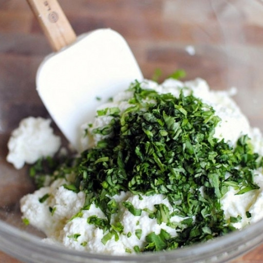 1. Этап. Рикотта с лимоном и базиликом: Смешиваем свежую рикотту с базиликом.