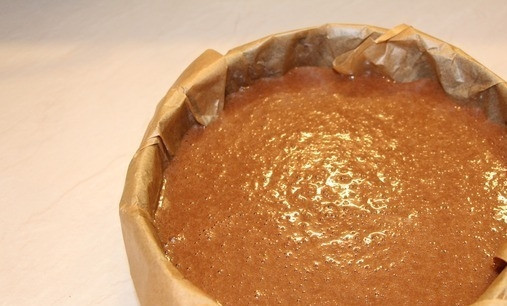 1. Этап. Пирожное Вишнёвый ноктюрн: Тесто перелейте в форму для выпечки. Градусы в духовке снизьте до 160 градусов. Запекайте бисквит в течение 1 часа. Остудите его полностью.