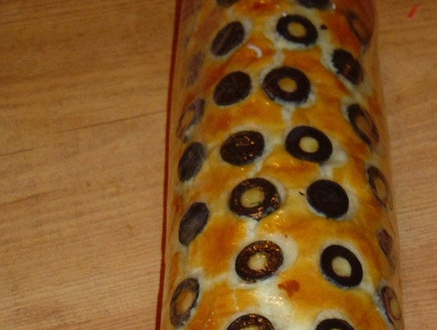 1. Этап. Рулет из заварного теста с начинкой: 3. Делаем начинку: нарезаем фаршированные маслины, креветки, яйца, грибы и зелень. Добавляем майонез, все хорошо перемешиваем, и выкладываем на тесто. После этого закручиваем его в рулет и отправляем в холодильник.