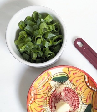 1. Этап. Быстрая сковорода с цукини и лососем: Выдавить чеснок или натереть на тёрке.